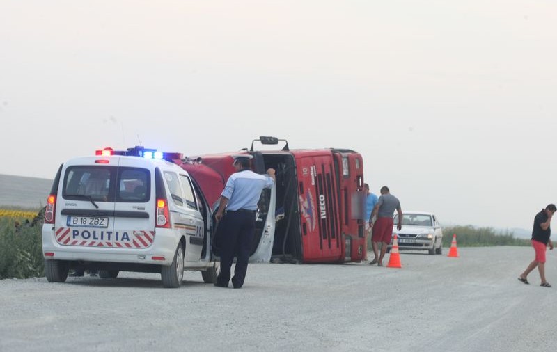 Un TIR încărcat cu carne s-a răsturnat pe DN 6