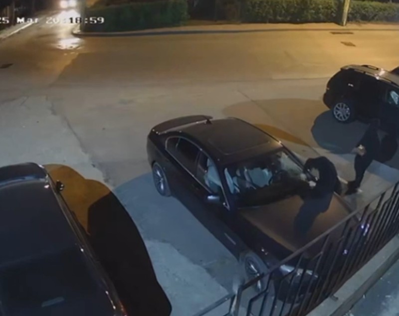 Doi tineri din Iași au aruncat cu ouă timp de 15 minute în zeci de mașini parcate, pentru o provocare pe TikTok. Ce a urmat