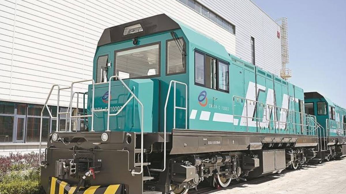 Locomotivă electrică în China de culoare turcoaz cu înscrisuri albe