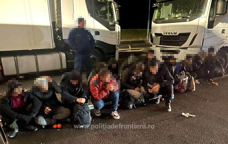 Aproape 60 de migranți, prinși de polițiștii de frontieră încercând să treacă ilegal în Ungaria ascunși în două TIR-uri