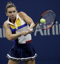 epa06169418 Simona Halep of Romania hits a return to Maria Sharapova of Russia on the first day of the US Open Tennis Championships at the USTA National Tennis Center in Flushing Meadows, New York, USA, 28 August 2017. The US Open runs through September 10. EPA-EFE/PETER FOLEY