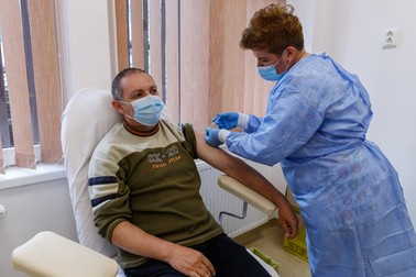 Un localnic este vaccinat anti-COVID la centrul de vaccinare din Borsec