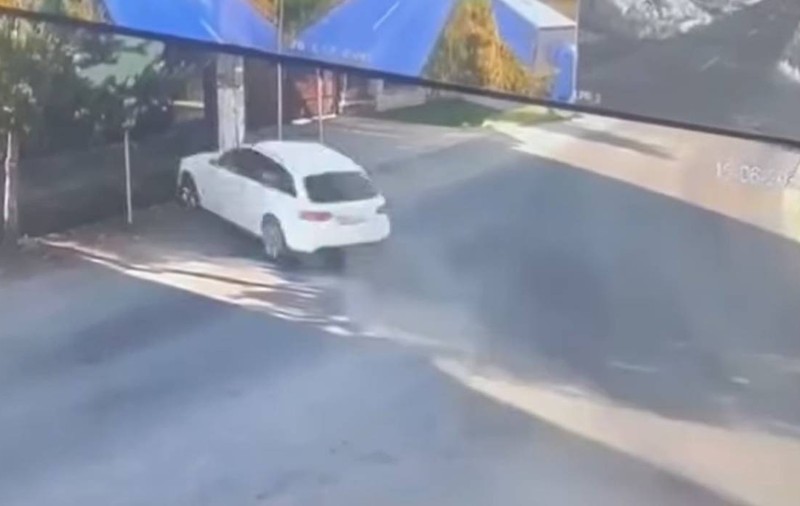Un tânăr de 19 ani, cu permis de doar o lună, a murit pe loc după ce a intrat cu mașina în zidul unei case, în Maramureș