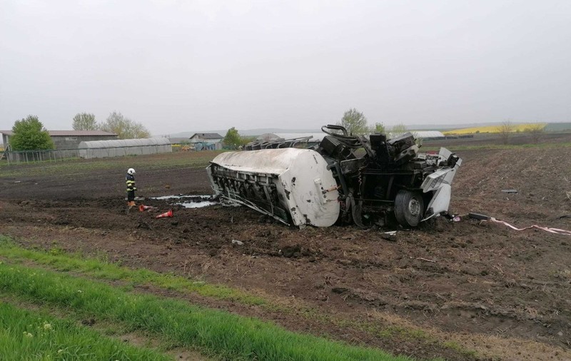 O cisternă plină cu motorină s-a răsturnat pe DN 2 Bacău-Roman. Pericolul de explozie, înlăturat