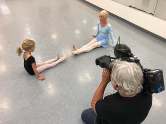 Suzelle Poole, în timp ce îi explică unei fetițe un exercițiu de balet / foto: CBS News
