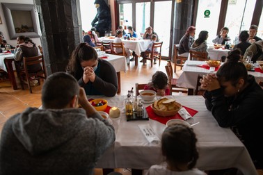 Cătălin și Georgiana Păun, împreună cu copiii lor, Rebeca, Denisa și Miruna, rostesc o rugăciune înainte să mănânce