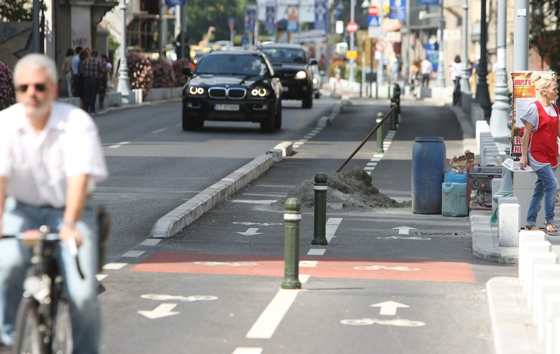 Se lucrează la o nouă lege! Orașele cu peste 100.000 de locuitori ar putea avea piste de biciclete / VIDEO