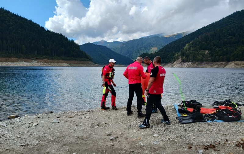Un hunedorean a murit după ce a căzut într-un lac de acumulare când încerca să recupereze o bucată de lemn cu care se juca fiul său