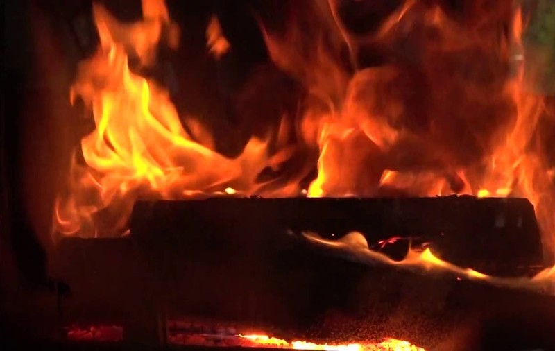 O femeie a murit într-un incendiu pe care l-a provocat încercând să aprindă focul