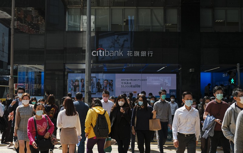 Autoritățile din Hong Kong le dau oamenilor 15,4 miliarde de dolari, ca să salveze economia
