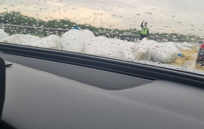 Autostrada Bucureşti-Piteşti e blocată de sacii de cereale căzuți dintr-un TIR. Se circulă pe banda de urgență