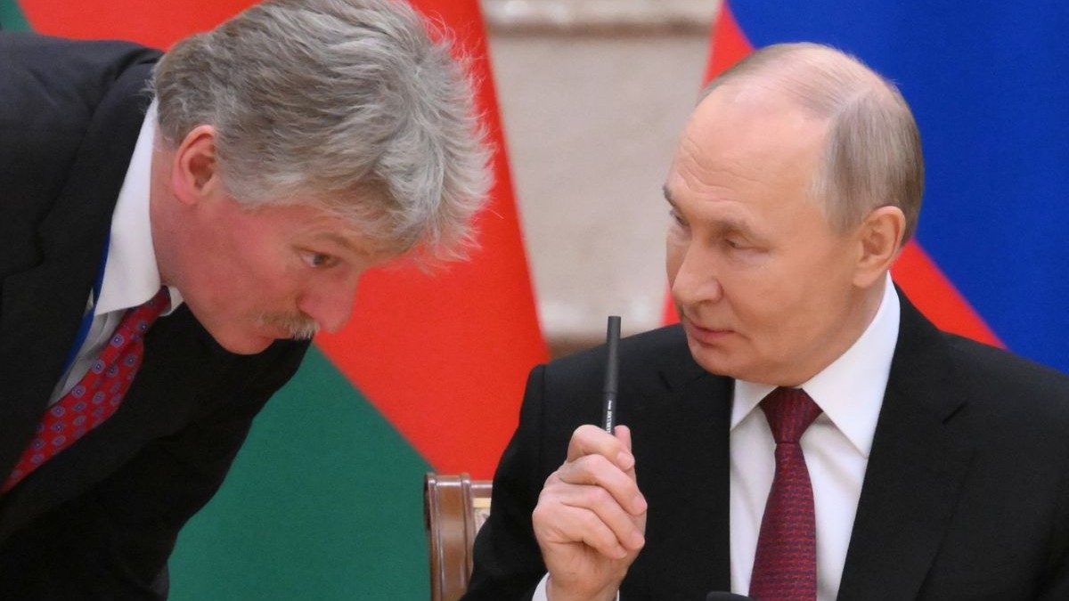 Vladimir Putin (dreapta) discută cu purtătorul de cuvânt al Kremlinului, Dmitri Peskov. Poză cu caracter ilustrativ Foto: Profimedia