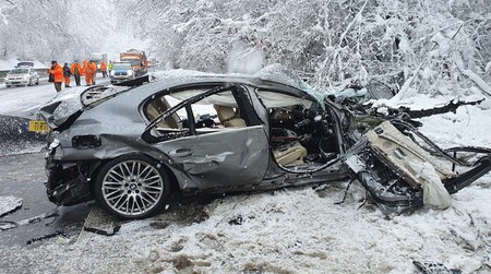 BMW-ul în care călătoreau toți cei trei bărbați morți în Argeș. Foto: ISU Argeș