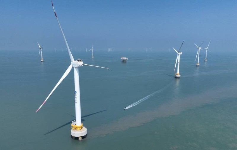 China a construit cea mai mare turbină eoliană plutitoare din lume care poate produce curent pentru 4.200 de case și rezistă la uragane de 264 km/h