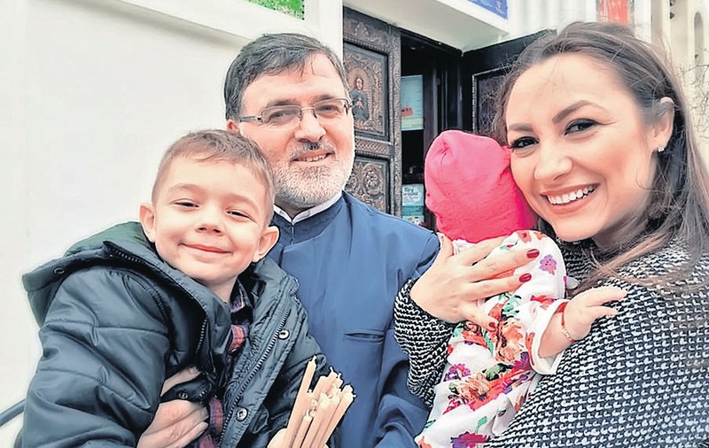 Andra păstrează obiceiurile din copilărie! Îşi duce micuţii, aproape în fiecare duminică, la biserică