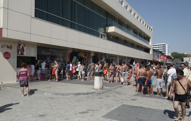 EXCLUSIV / ”Oferte” estivale la Mamaia. Juma’ de oră la coadă, în soare, pentru un covrig cu sare