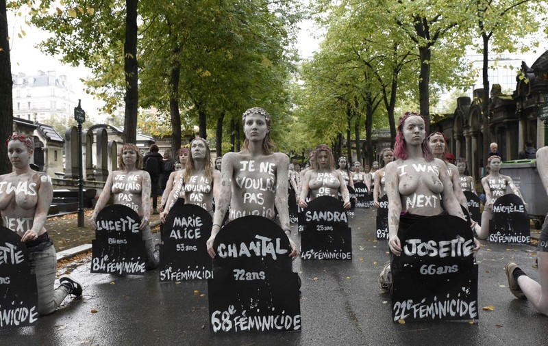 Militantele de la Femen au protestat topless într-un cimitir din Franța. S-au acoperit cu noroi în memoria femeilor ucise de soți în 2019