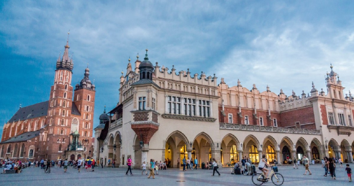 Sala de pânză sau clădirea Sukiennice Renaissance și bazilica gotică Sfânta Maria, Rynek Główny , piață, Cracovia, Polonia