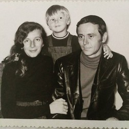 Fotografie de familie, cu Mihai Stoica... copil, încadrat de părinții săi