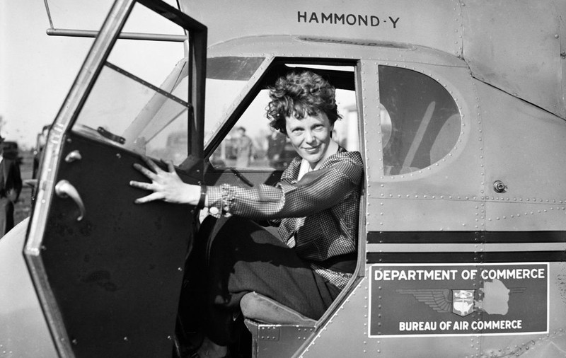 Amelia Earhart, pozând într-un avion, în jurul anului 1936. Sursă foto: Getty Images