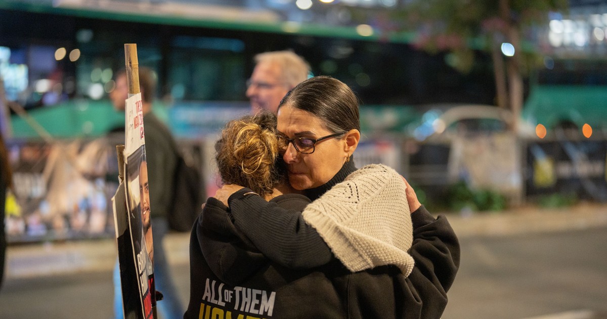 Două femei se îmbrățișează la Tel Aviv în timpul unui marș organizat pe 15 ianuarie la Tel Aviv Foto: Hepta