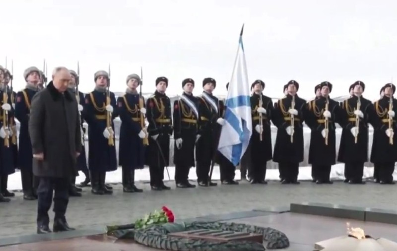 Garda de Onoare este percheziționată temeinic înainte de sosirea lui Vladimir Putin la un memorial: „Ce spune asta?”