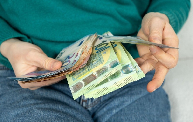 Un bărbat din Vâlcea s-a îndrăgostit de o femeie care era, de fapt, bărbat și căruia i-a trimis 13.000 de euro