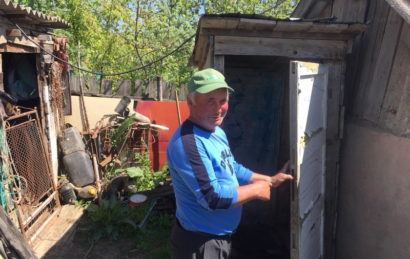 Programul Prima Baie entuziasmează țăranii: ”Mut găinile, fac un perete între vacă și budă”