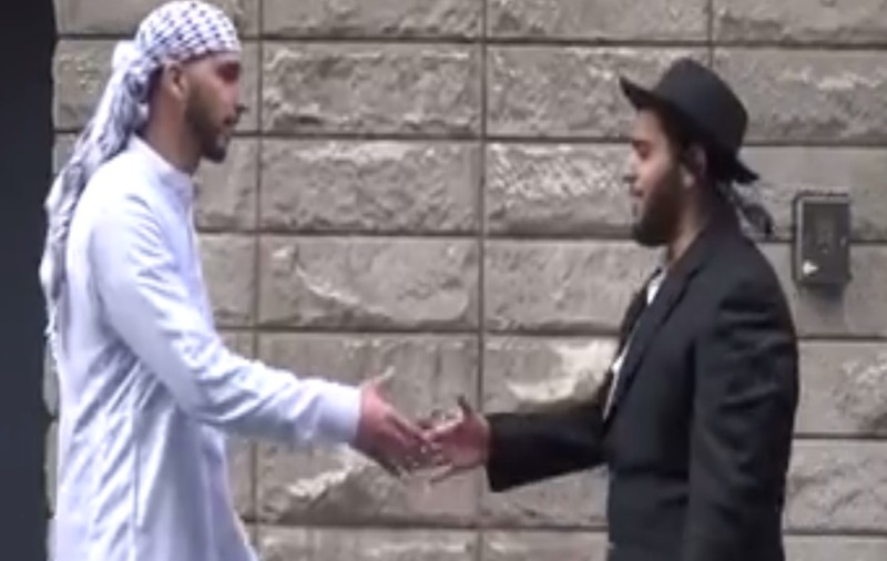 Un evreu și un musulman, doi prieteni, se plimbă împreună pe stradă pentru a promova pacea între popoarele lor / VIDEO