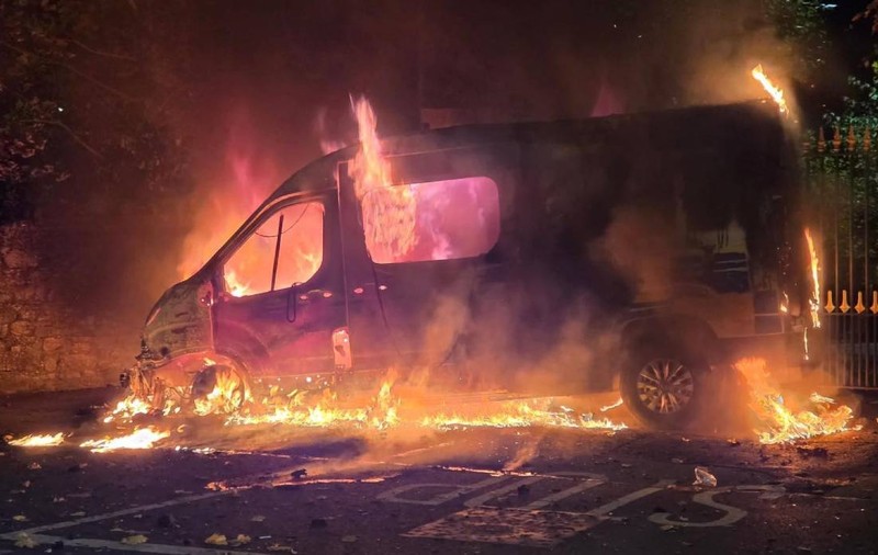 Momentul în care o dubă a poliției este cuprinsă de flăcări uriașe, în Dublin: „O mulțime hotărâtă să atace"