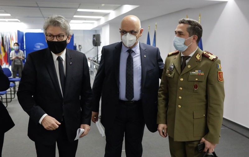 Comisar european, în vizită la București. „Este important să fie votat certificatul verde. E nevoie de curaj politic