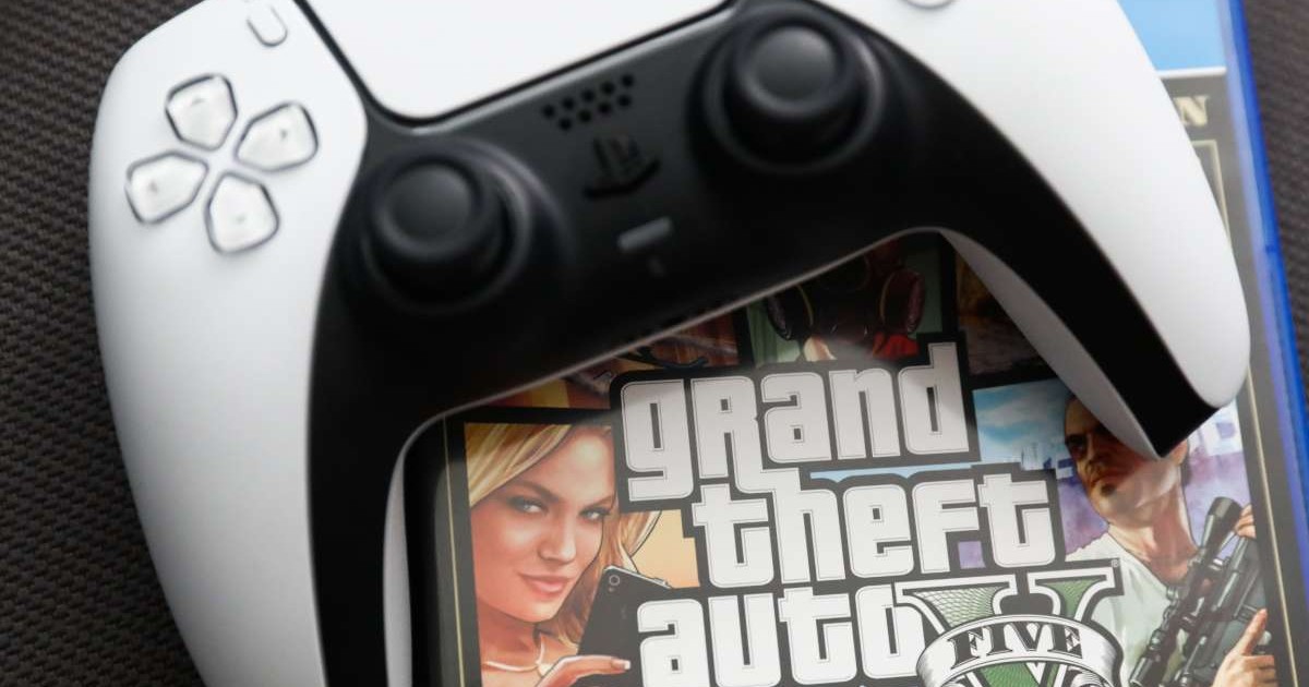 Un controller de PlayStation 5 așezat pe carcasa jocului Grand Theft Auto 5.