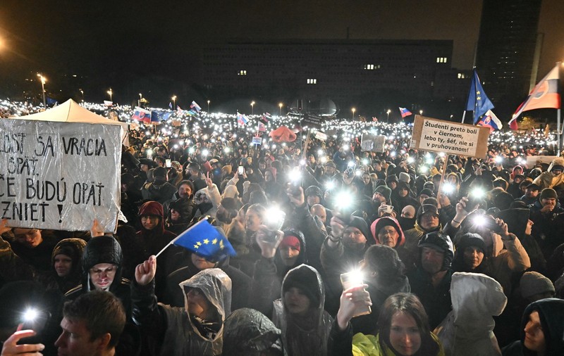 Zeci de mii de cehi şi de slovaci cer în stradă democraţie, la comemorarea Revoluţiei de Catifea: „Refuzăm să devenim un cal troian al Rusiei”