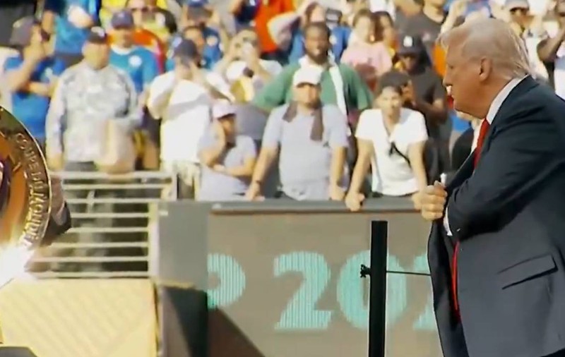 Momentul în care Donald Trump „șterpelește” o medalie la premierea de la Campionatul Mondial al Cluburilor