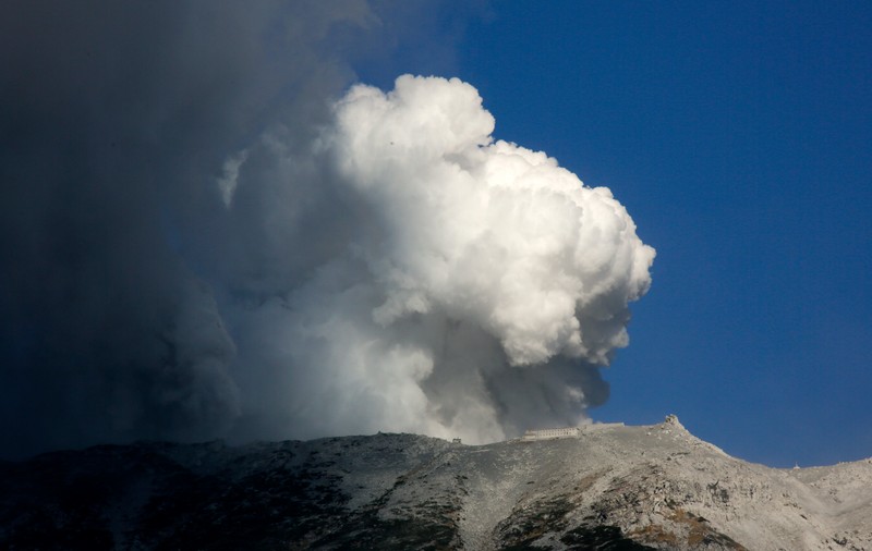 BILANŢUL NEGRU al ERUPŢIEI VULCANICE din Japonia: 30 de morţi şi zeci de răniţi | FOTO
