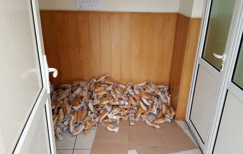Situație incredibilă la o școală din Galați. Cornuri pentru elevi, depozitate pe jos