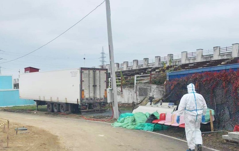 DSP Timiș evită să spună dacă a autorizat TIR frigorific folosit ca morgă pe stadion și-l numește “alternativă provizorie”