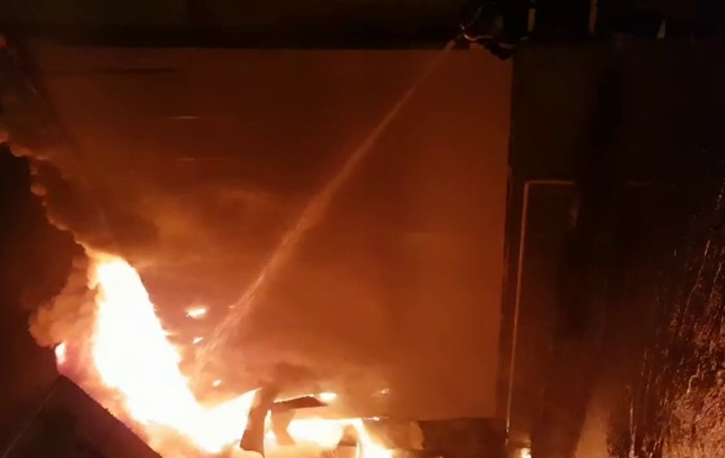 VIDEO| Incendiu puternic la o hală de produse alimentare de la Topoloveni. Fabrica aparține familiei libanezului Mohammad Murad