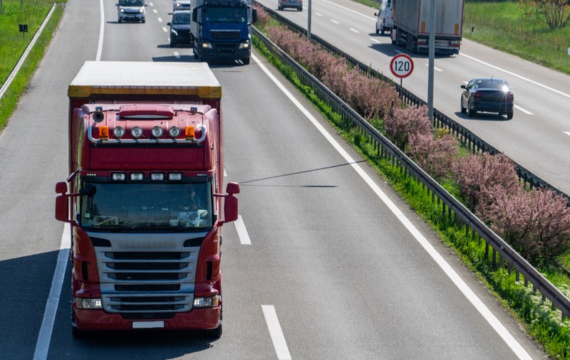 Restricții de circulație pentru șoferii de TIR, inclusiv români, pe drumurile din Europa: camionagiii riscă amenzi de peste 3.700 de euro
