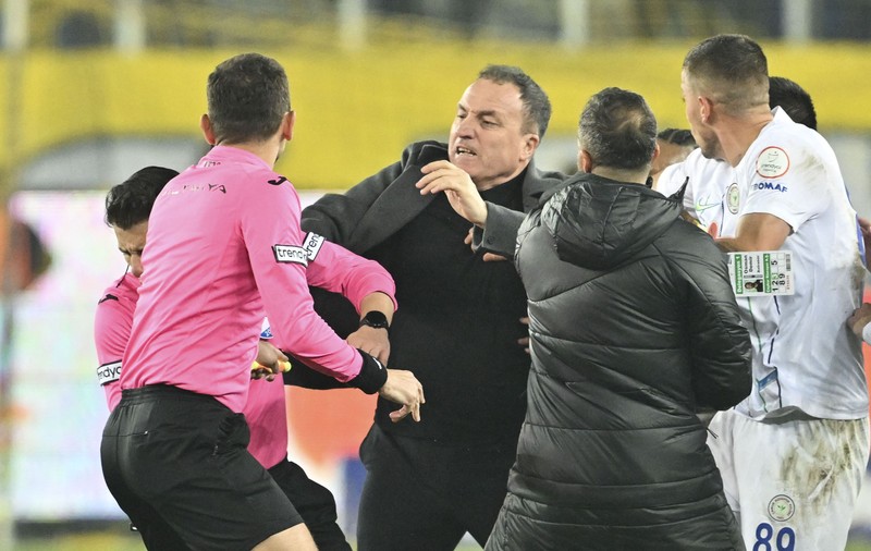 Bașkanul de la Ankaragücü, după ce a agresat arbitrul de la meciul cu Rizespor: „Am vrut doar să-l scuip în față”. Fotbalul turc, suspendat