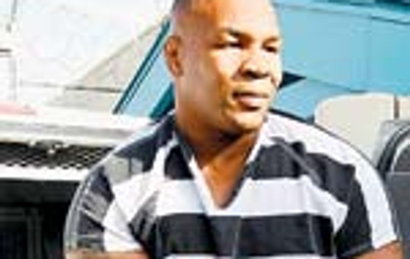 Mike Tyson, 'imblanzit' cu hainute roz