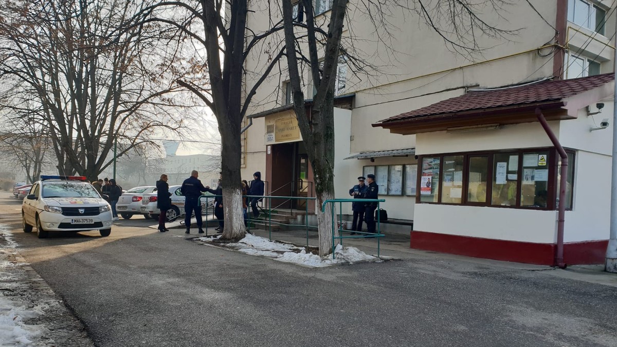 O profesoară a fost înjunghiată de un fost elev la un liceu din Ploiești