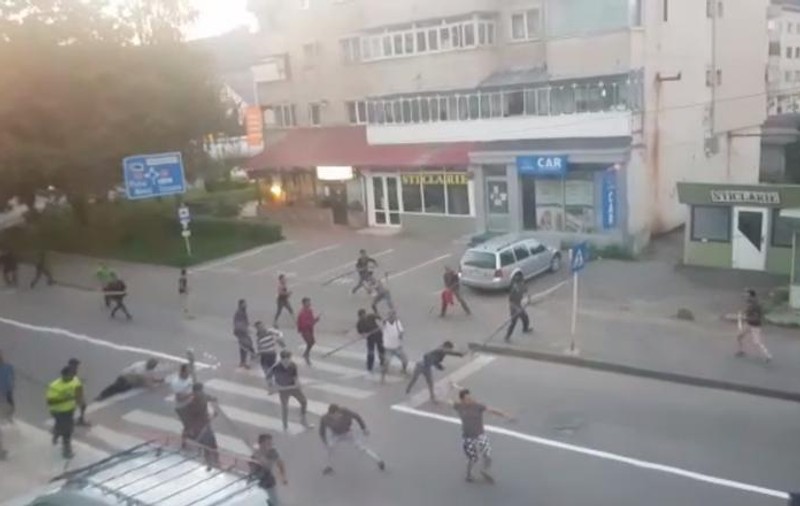 Scandal între rromii din Târgu Neamț, tot din cauza unei fete. Au intervenit Poliția, Jandarmeria și mascații, după bătaia de săptămâna trecută