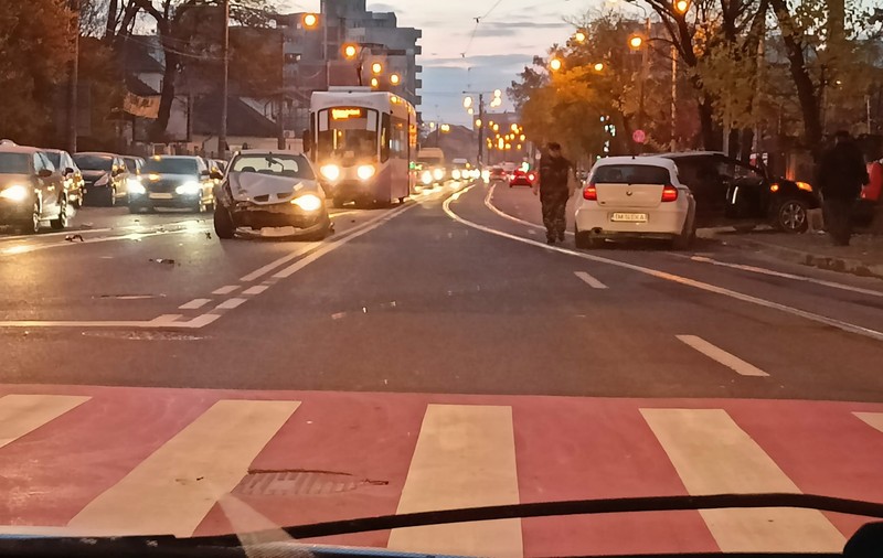 Un polițist băut şi pozitiv la droguri a provocat un accident în lanţ, în faţa Spitalului Victor Babeş din Timişoara. VIDEO