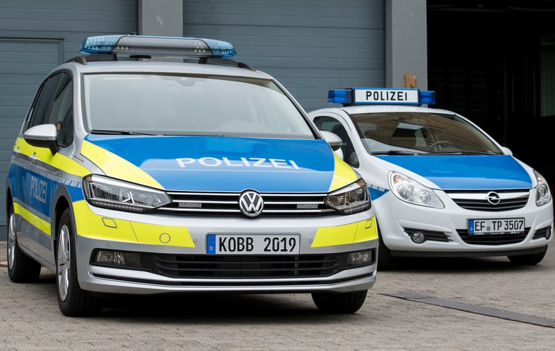 „Un pic exuberanți. Aveau deja cătușe!”. Poliția a fost chemată la o presupusă faptă violentă și a dat de doi soți care făceau dragoste zgomotos