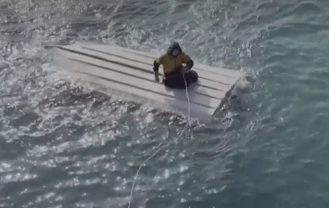 Un adolescent de 15 ani a supraviețuit miraculos după ce a petrecut mai multe zile pe ape înghețate, în Alaska. Sursă foto: captură video BBC.
