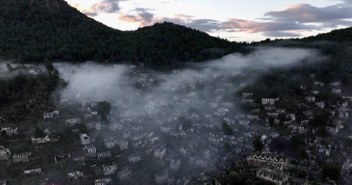 Pături de ceață peste Kayakoy, un sat grecesc abandonat, cunoscut și sub numele de „orașul fantomă” din districtul Fethiye din Mugla, Turcia, pe 26 ianuarie 2025
