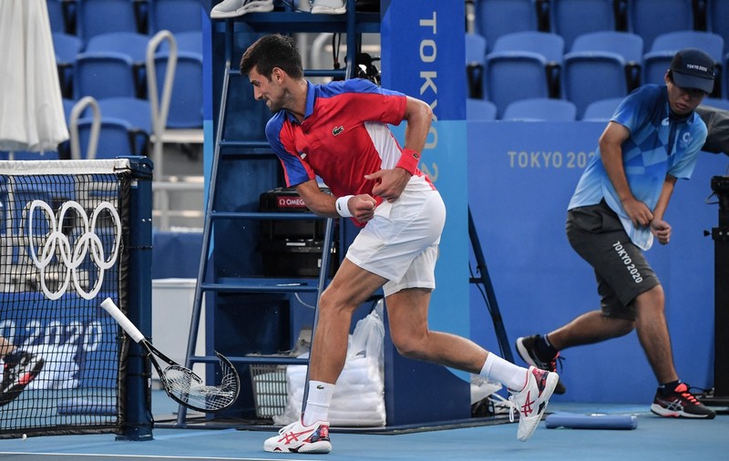 Novak Djokovici a aruncat o rachetă în tribune, iar pe alta a făcut-o praf, după ce a pierdut și bronzul la JO 2020