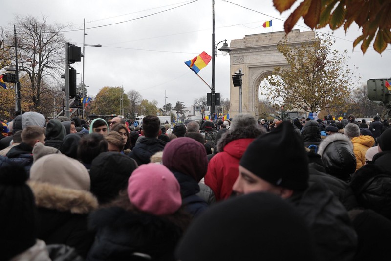 Mii de oameni de toate vârstele au mers la Arcul de Triumf pentru a urmări parada militară