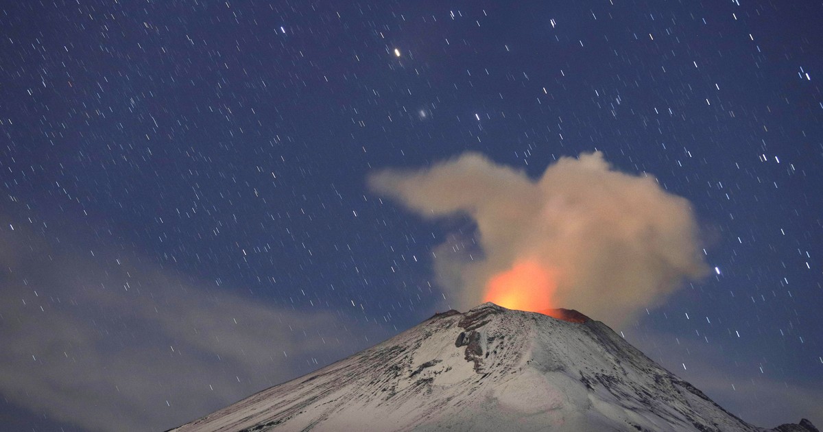 Vulcanul Popocatepetl din Mexic a erupt de trei ori în ultimele 24 de ore